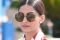 Bottega Veneta SS 2018. Sonam Kapoor indossa un paio di occhiali in acetato con lenti spesse monocromatiche in occasione del 71° Festival del Cinema di Cannes.