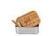 Cesvi. Lunch box realizzata in acciaio inox con coperchio in legno, e posate in legno incluse nella confezione. La donazione consigliata è di 19,00 euro.