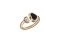 Chopard. L’anello “Happy Hearts” in oro rosa ha due cuori a contrasto: il più grande è in onice intagliata, mentre il più piccolo racchiude un unico diamante mobile.