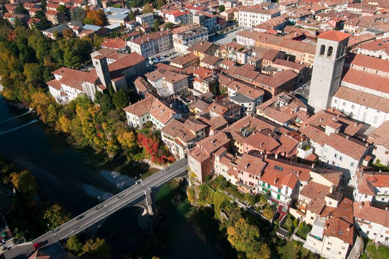 Cividale del Friuli. Veduta aerea con il caratteristico Ponte del Diavolo sul fiume Natisone. Autore: Marco Milani