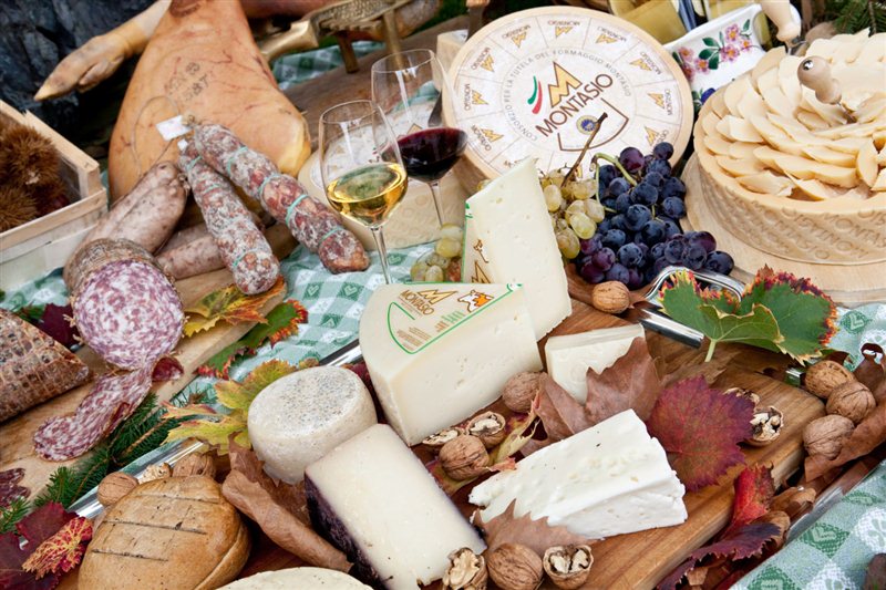 Enogastronomia. Le delizie del Friuli Venezia Giulia: formaggi, insaccati, prosciutto e vini. Autore: Alessandro Castiglioni