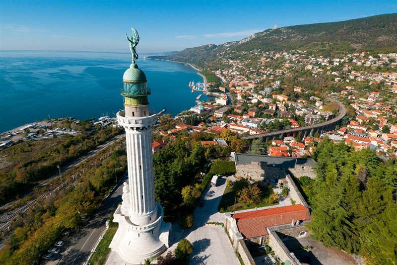 Trieste. Veduta aerea del lungomare di Barcola dominata dal Faro della Vittoria. Autore: Marco Milani