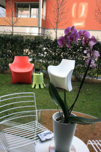 B-Line. Poltrona Woopy, in bianco e rosso, disegnata da Karim Rashid e sgabello Splash disegnato da Kristian Aus presso Experience Design Bed & Show, via Voghera a Milano