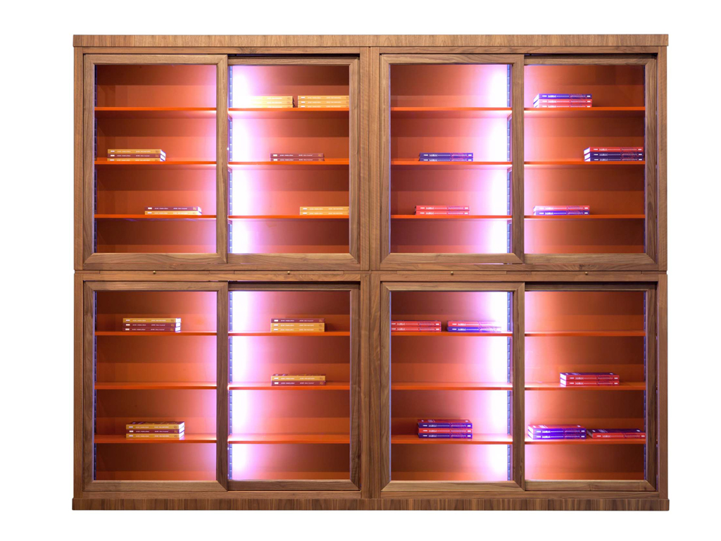 Morelato. Libreria Biedermeier - design Centro Ricerche MAAM. Composizione modulare: quattro moduli sovrapposti. Novità l'illuminazione interna a LED.