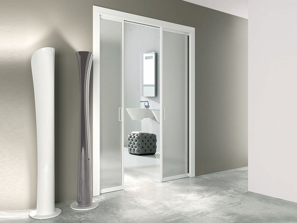 BIhome by Bertolotto. Sistema scorrevole interno muro Inside Unik. Modello Free con vetro satinato bianco e telaio bianco.