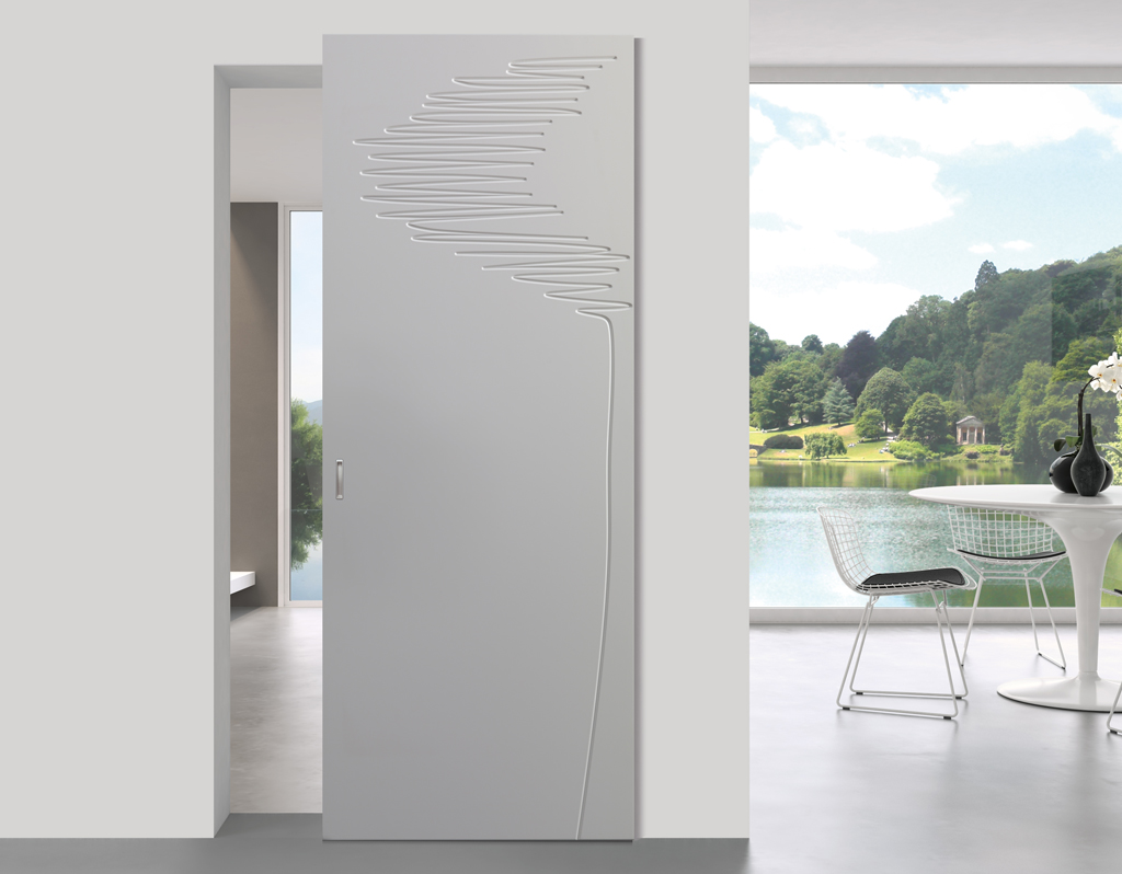 Bertolotto Porte. Porta Natura. Designer: R&D Bertolotto. Intrecci di rami, steli di fiori o petali asimmetrici rappresentati sui pannelli. Per il 2015 si propongono venti nuovi decori incisi o pantografati.