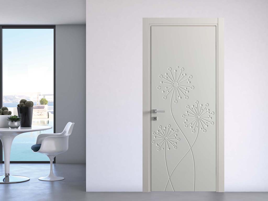 Bertolotto Porte. Porta Natura. Designer: R&D Bertolotto. Intrecci di rami, steli di fiori o petali asimmetrici rappresentati sui pannelli.