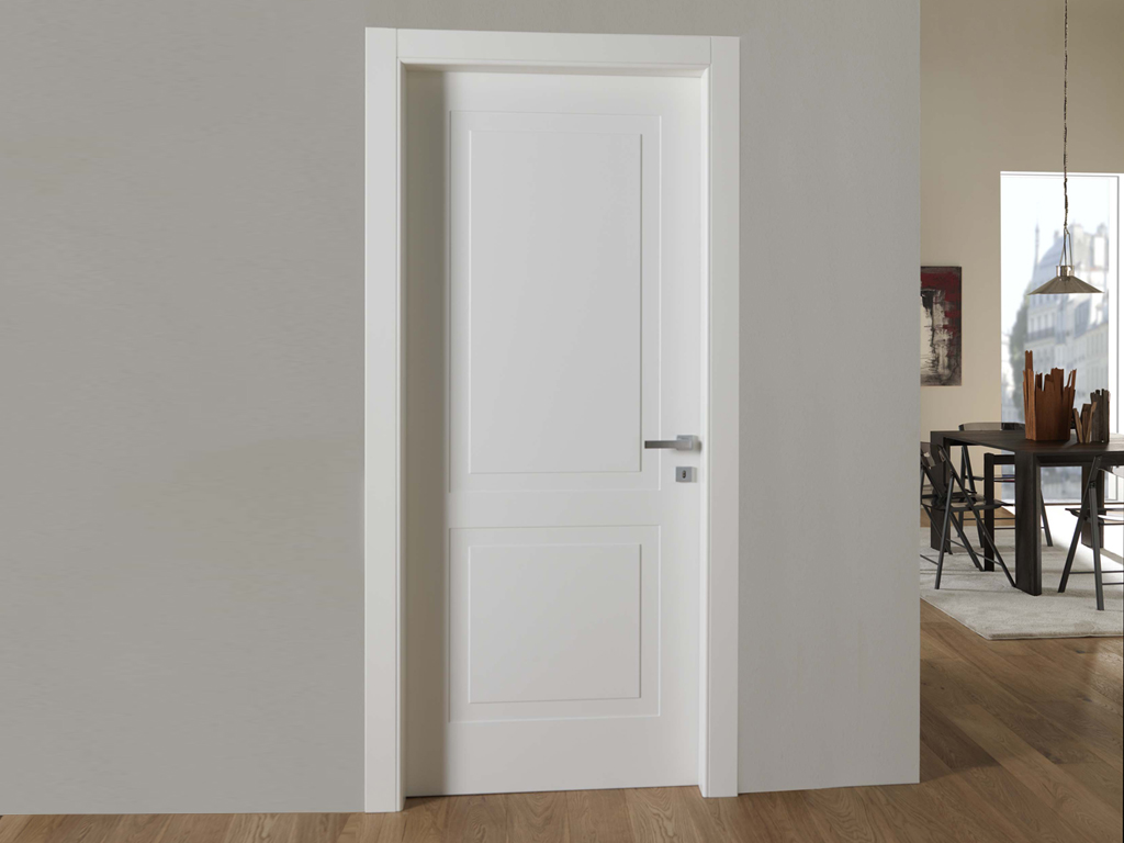 Bortolotto Porte. Porta Venezia Pantominima. Designer: R&D Bertolotto. La porta è proposta in un unico colore laccato bianco, un solo modello, con profili minimali e decoro a due finestrature.