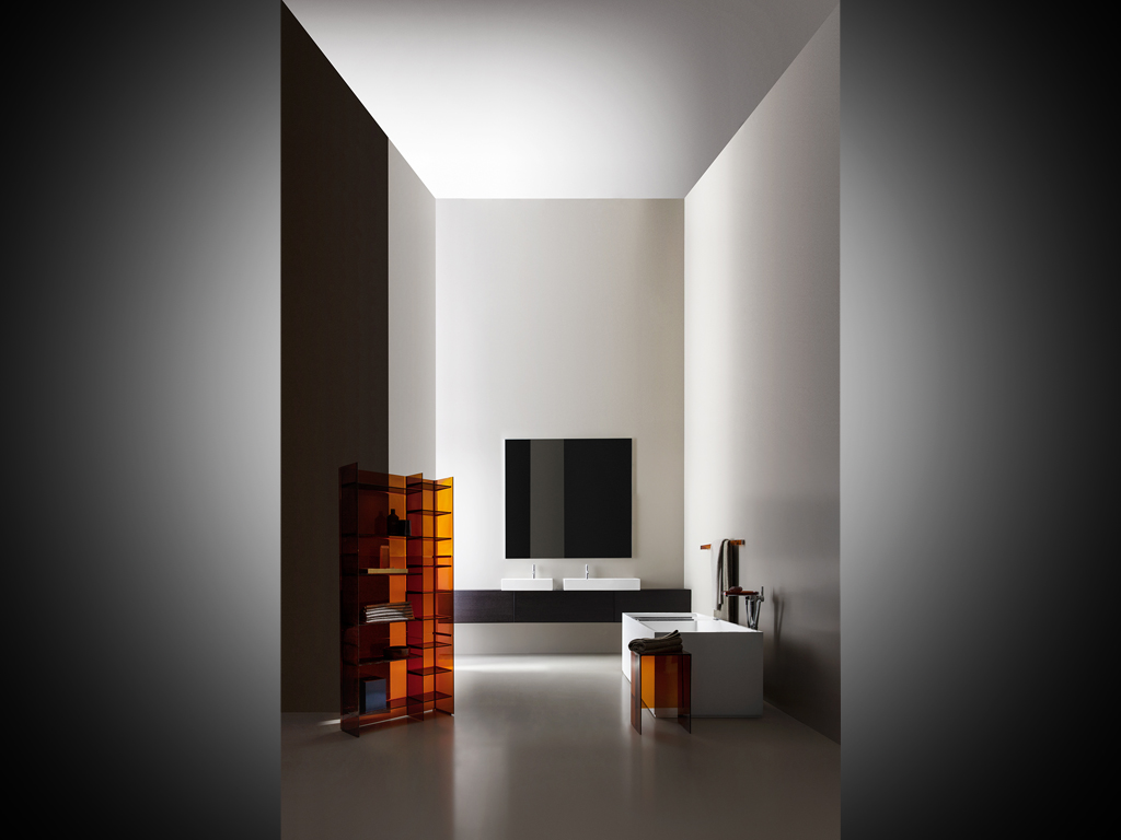 Al piano inferiore dello show room Kartell by Laufen a Milano, una delle sette ambientazioni di sala da bagno