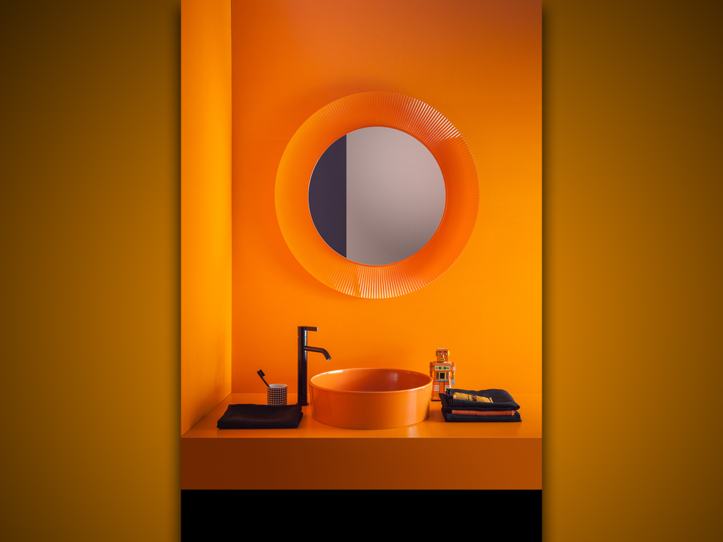 Al piano inferiore dello show room Kartell by Laufen a Milano, una delle sette ambientazioni di sala da bagno