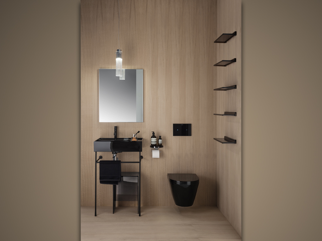 Al piano inferiore dello show room Kartell by Laufen a Milano, una delle sette ambientazioni di sala da bagno