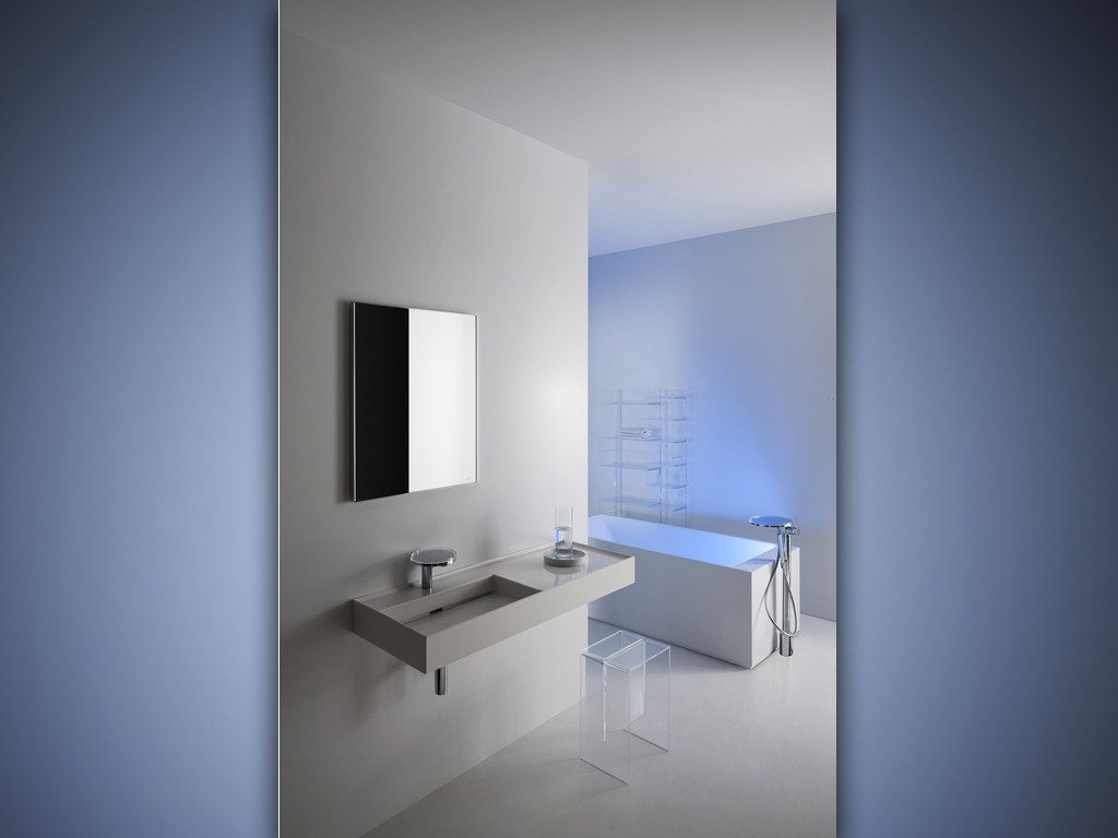 Al piano inferiore dello show room Kartell by Laufen a Milano, una delle sette ambientazioni di sala da bagno