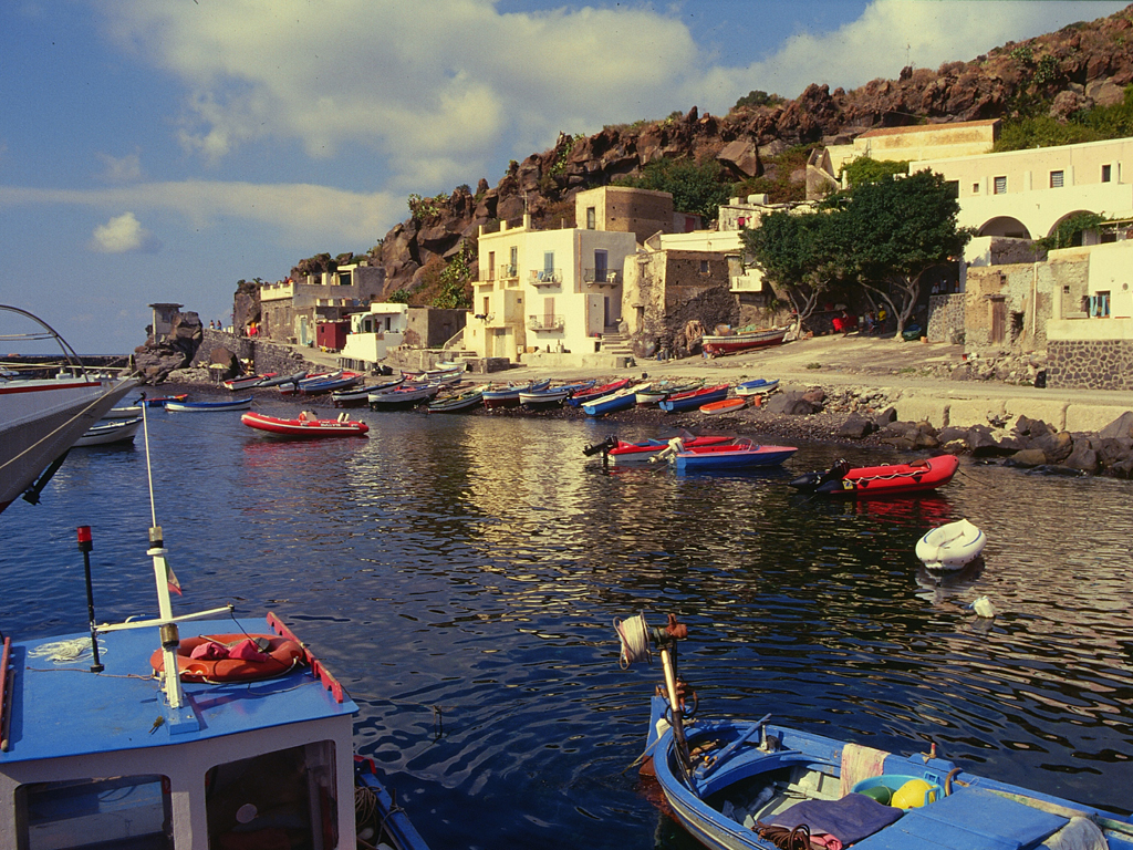 Isole Eolie. Isola di Alicudi: il porto (foto Regione Sicilia)