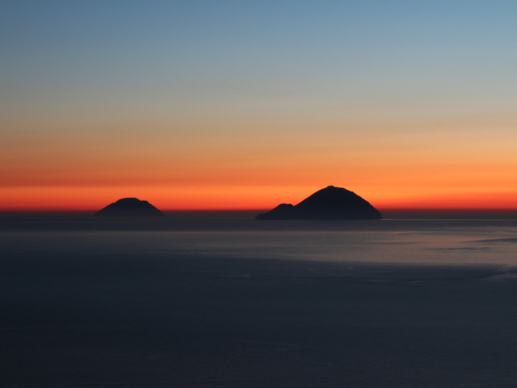 Isole Eolie. Isola di Alicudi al tramonto (foto Regione Sicilia)