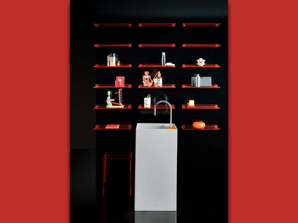Al piano inferiore dello show room Kartell by Laufen a Milano, una delle sette ambientazioni di sala da bagno