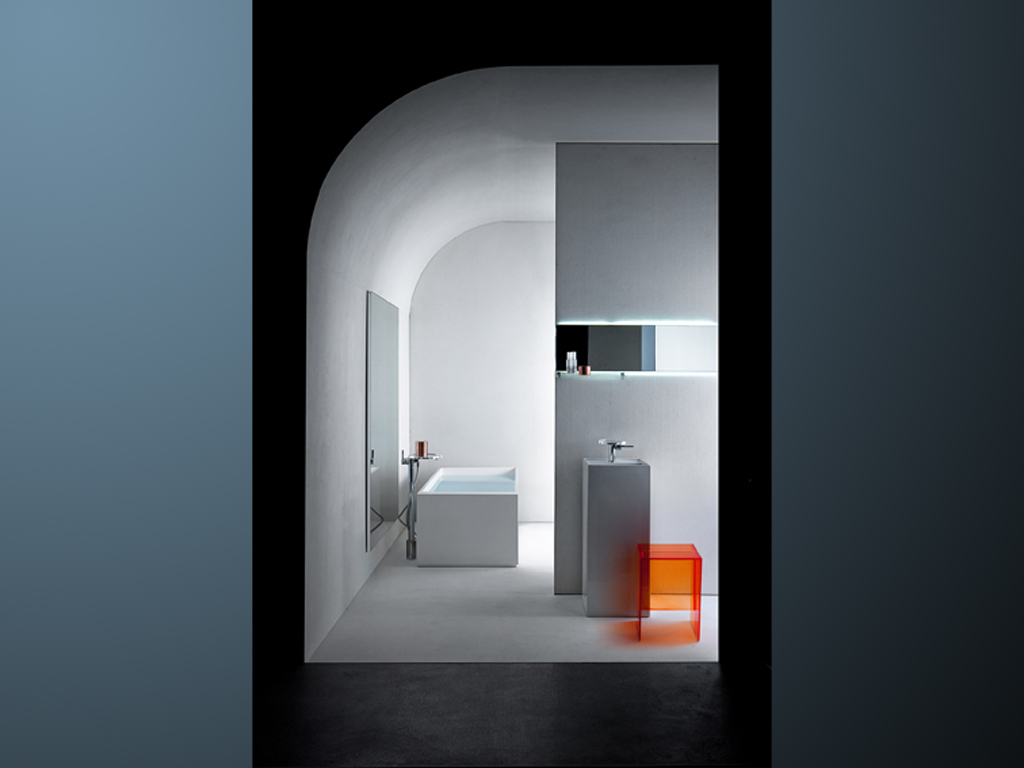 Al piano inferiore dello show room Kartell by Laufen a Milano, una delle sette ambientazioni di sala da bagno