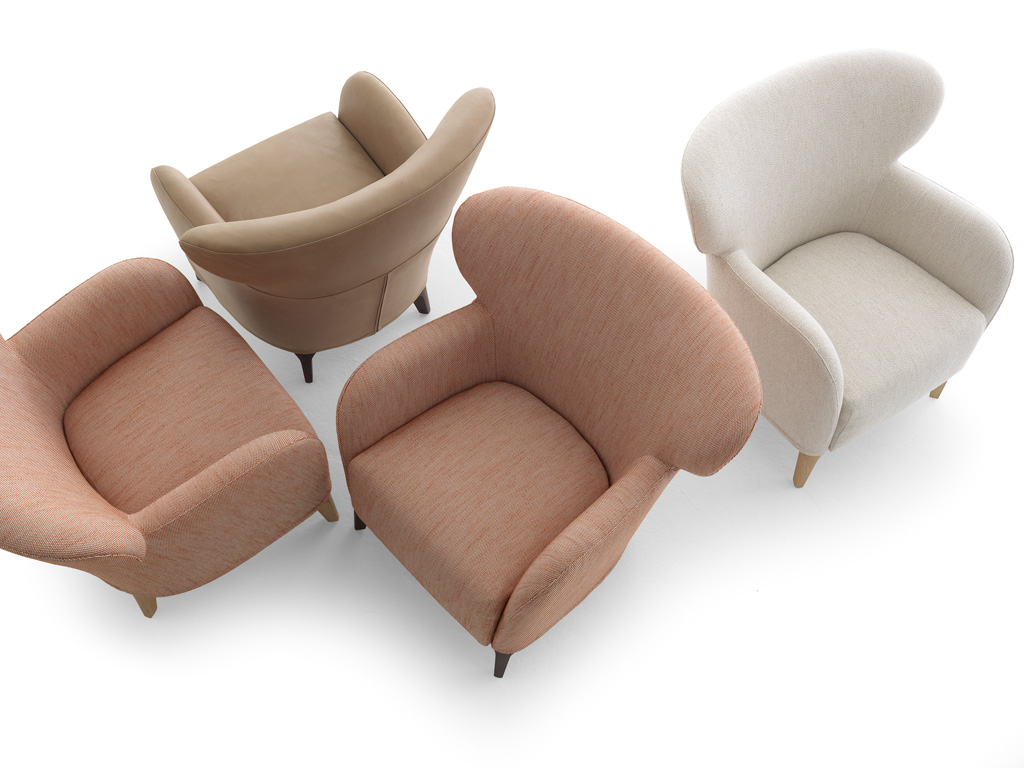 De Padova. Poltrona Albereta, design Philippe Nigro (2015). La struttura è in acciaio con seduta in cinghie elastiche. Cuscino della seduta in piuma d'oca. Gambe in massello di frassino, tinto rovere o noce. Rivestimento sfoderabile in tessuto o fisso in pelle.