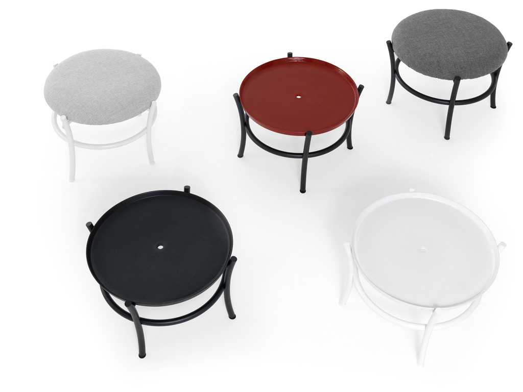De Padova. Pouf e tavolino Smeralda, design Anna von Schewen (2014). Per interno e per esterno. Struttura in tubolare d'acciaio inox verniciata a polvere poliestere. La seduta del pouf è in tessuto sfoderabile. Il vassoio del tavolino in Monolite Ipergres® smaltato in colore bianco, grigio, antracite o rosso