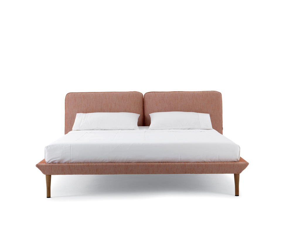 De Padova. Letto matrimoniale Yuva, design Aksu/Suardi (2015). La struttura della testiera è in acciaio e legno. Gambe in frassino tinto rovere con piedini regolabili. Rivestimento della testata e della base in tessuto sfoderabile.