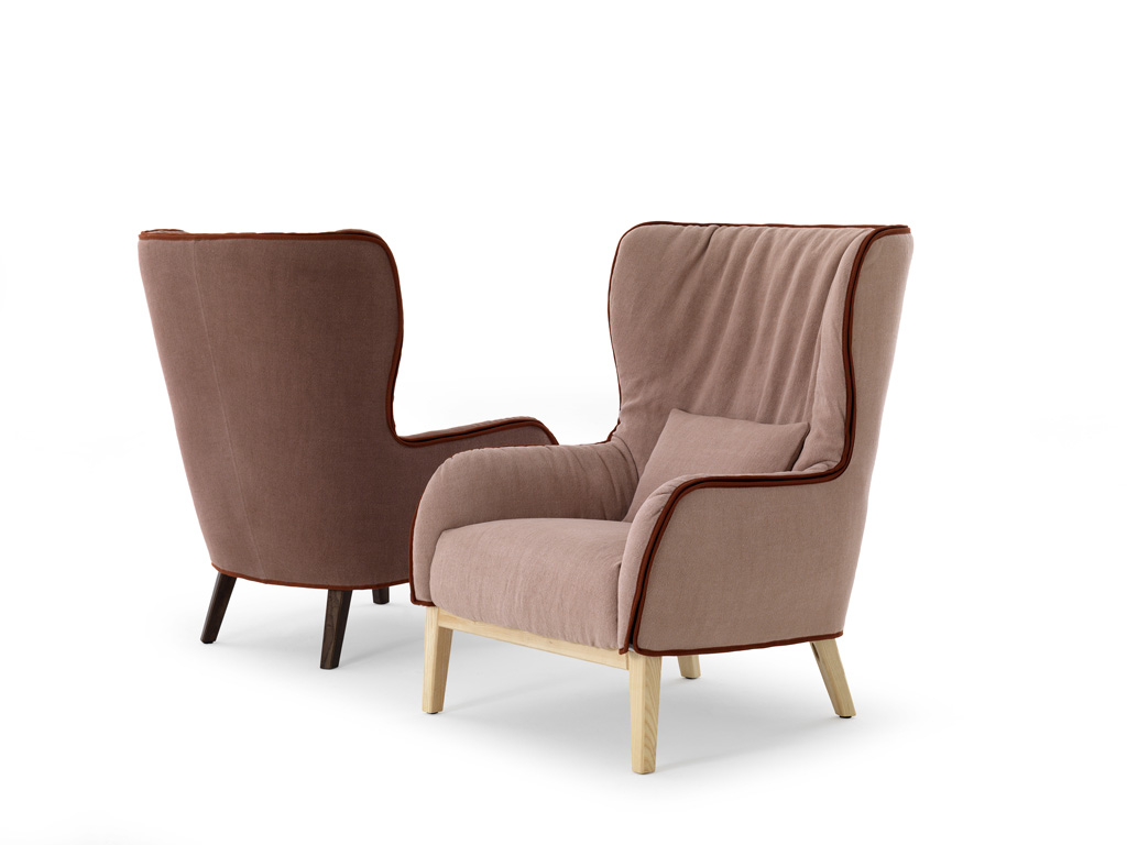De Padova. Bergère, design Patricia Urquiola (2015). Struttura in acciaio. Rivestimento sfoderabile a mezzo cerniera lampo, in tessuto o in pelle. Gambe in massello di frassino tinto rovere o noce canaletto.