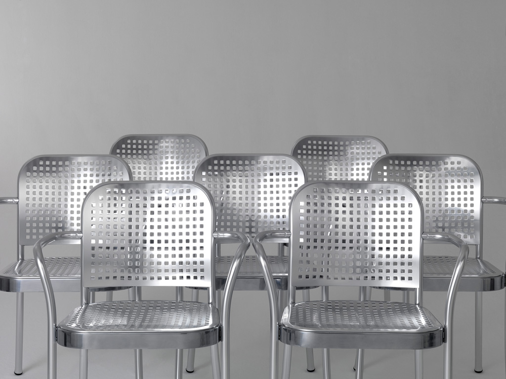 De Padova. Sedia fissa con braccioli Silver, design Vico Magistretti (2015). Struttura tubolare, seduta e schienale in alluminio anodizzato lucido. Telaio della seduta in alluminio pressofuso lucidato e verniciato a polvere trasparente.