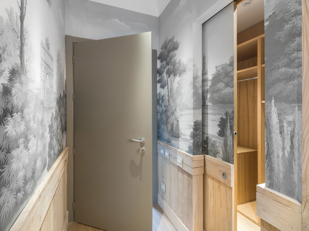 Suite JDF, progettata da Jacopo della Fontana, al TownHouse Duomo. L'anticamera. Carte decorate a mano - Misha handmadewallpaper - con disegni dei parchi e dei monumenti di Milano