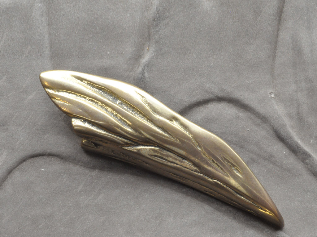 La maniglia Alie, collezione Magma, by NB Milano realizzata in fusione di bronzo con l'antica tecnica degli stampi in sabbia francese.