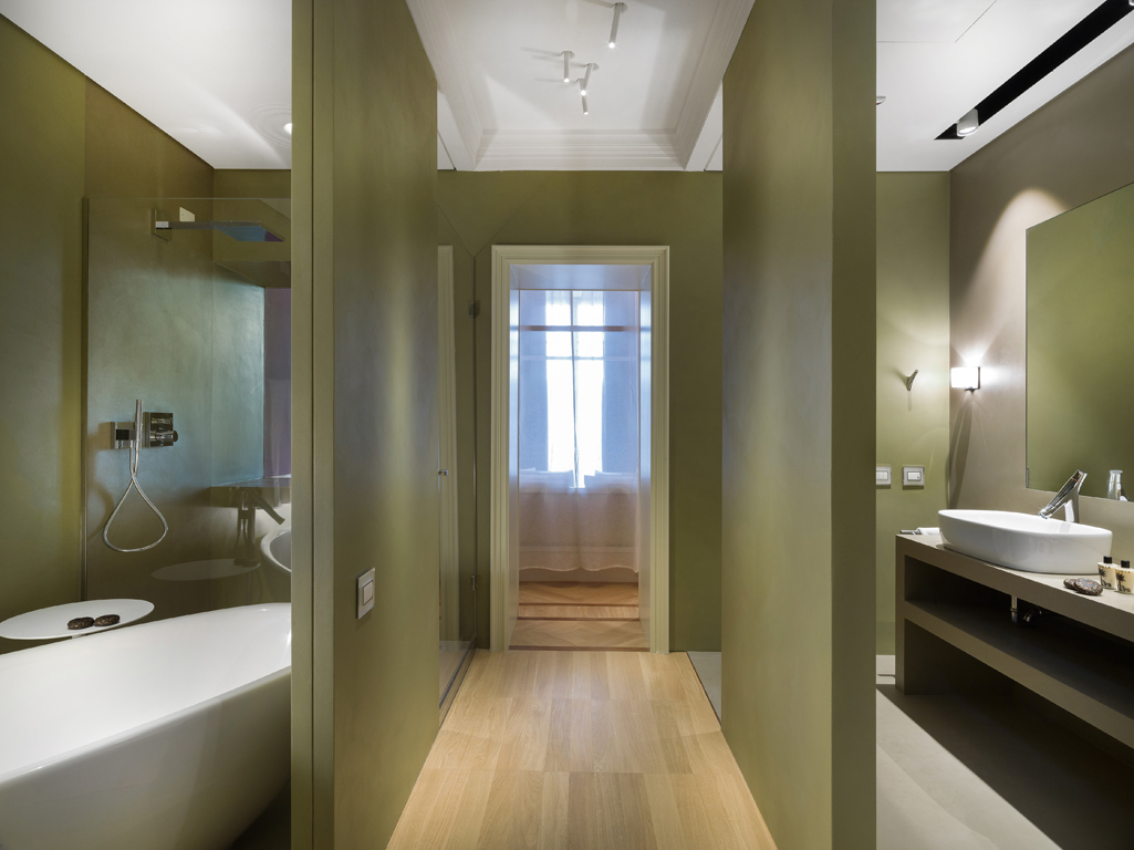 Suite JDF, progettata da Jacopo della Fontana, al TownHouse Duomo. L'area bagno-benessere. La grande vasca free standind, i lavabi e i sanitari sono Globo. Le rubinetterie Hansgrohe. Le pareti sono rivestite da resina HBsurface