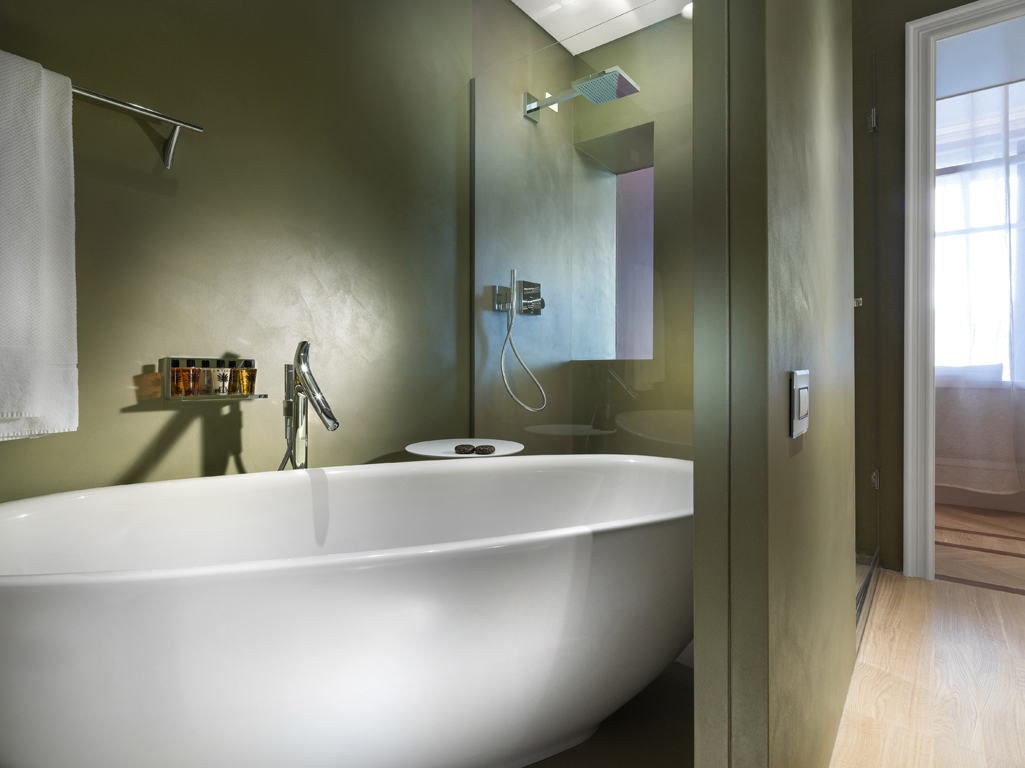 Suite JDF, progettata da Jacopo della Fontana, al TownHouse Duomo. L'area bagno-benessere. La grande vasca free standind è Globo e le rubinetterie Hansgrohe. Le pareti sono rivestite da resina HBsurface