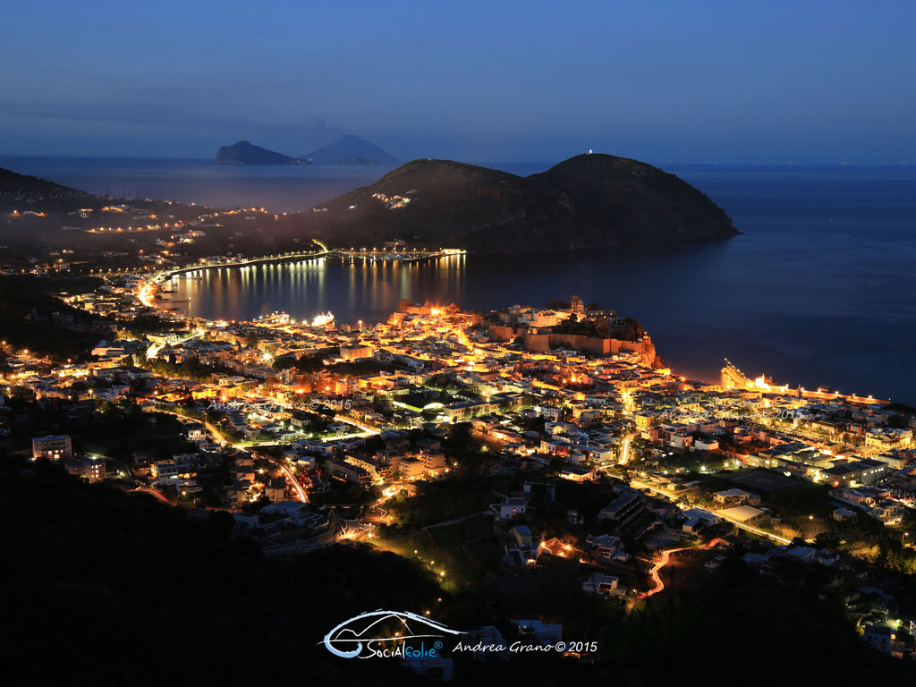 Isole Eolie. L'Isola di Lipari: il centro notturno (foto Andrea Grano per SocialEolie).