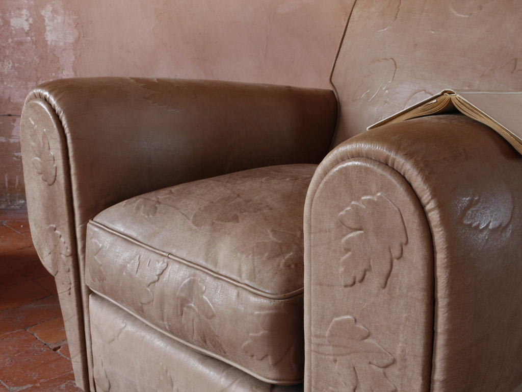 Dettaglio della poltrona Club by NB Milano nella versione con imbottitura naturale, secondo un'antica tradizione antiquaria, di iuta, fibra di cocco, cascame di cotone e crine vegetale.