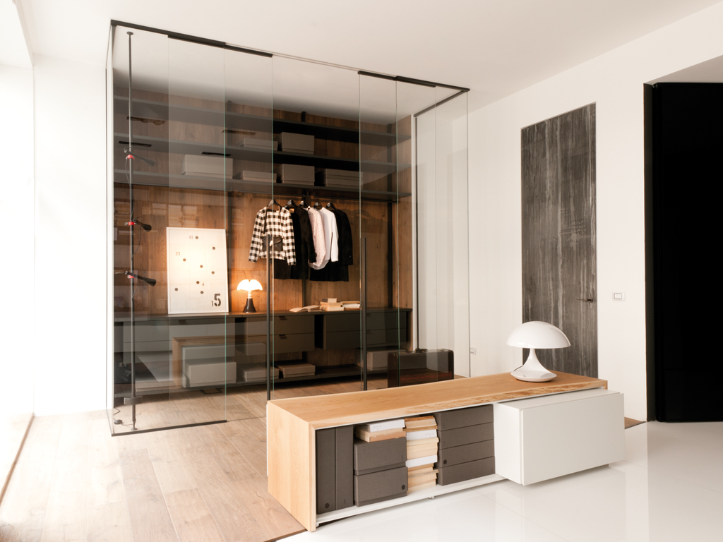 Cabina armadio free standing all ingresso dello showroom Albed a Milano. Illuminazione: Martinelli Luce
