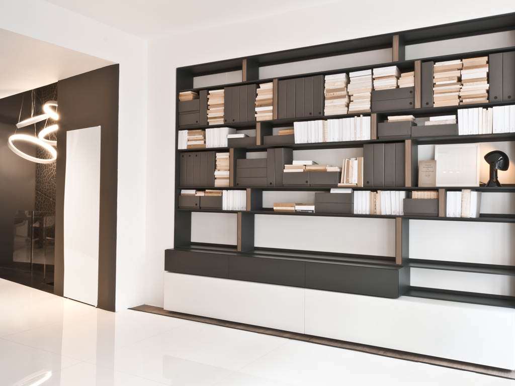 Libreria Line di Albed, esposta presso lo showroom a Milano. Pieni e vuoti con un gioco di contrasti