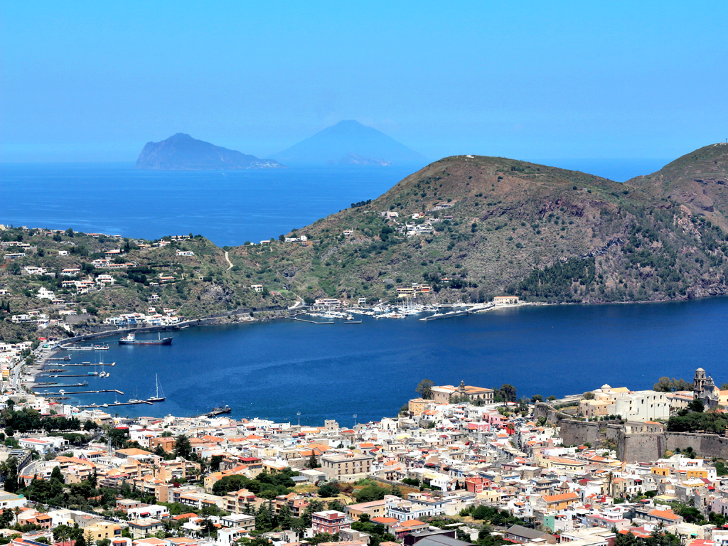 Isole Eolie. Isola di Lipari: il porto (foto Scalia)