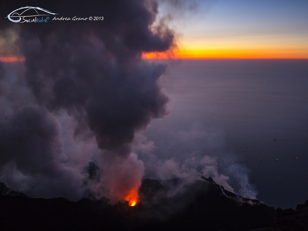 Isole Eolie. L'Isola di Stromboli: eruzione (foto Andrea Grano per SocialEolie).