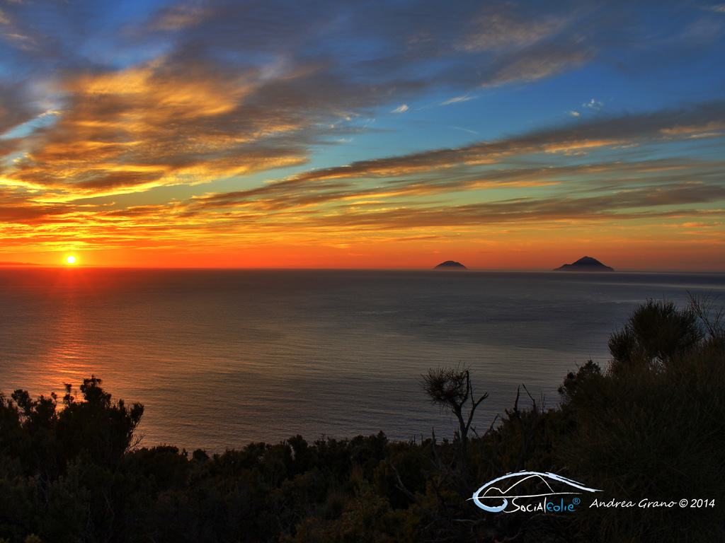 Isole Eolie. Tramonto (foto Andrea Grano per SocialEolie).