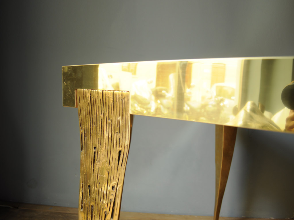 NB Milano. Nell'immagine il dettaglio delle quattro gambe del tavolo Isetan Gold. Vere e proprie sculture dal peso di 13 kg. cadauna e realizzate in fusione di bronzo pieno.