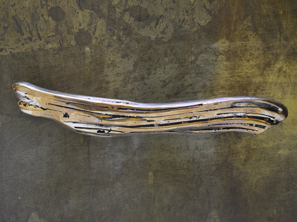 La maniglia Izebi, collezione Magma, by NB Milano realizzata in fusione di bronzo con l'antica tecnica degli stampi in sabbia francese.