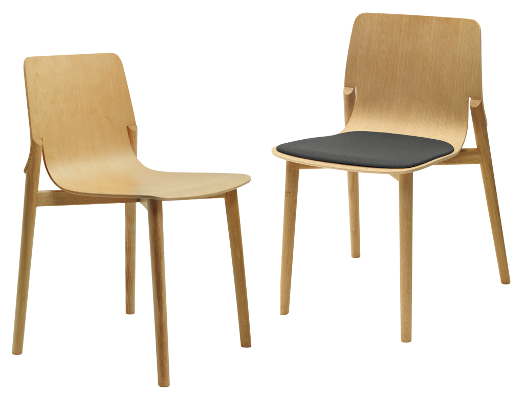 Alias. Kayak by Patrick Norguet. Sedia impilabile con struttura in legno massello di rovere o faggio con schienale in multistrato curvato di rovere o faggio. Nell'immagine anche la versione con cuscino incollato, rivestito in tessuto. Finitura in legno verniciato trasparente, tinto o con laccatura a poro aperto in vari colori.
