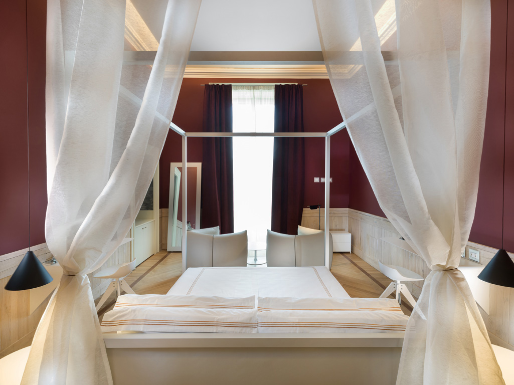 Suite JDF, progettata da Jacopo della Fontana, al TownHouse Duomo. Il letto a baldacchino MDF Italia come tutto l'arredamento della suite