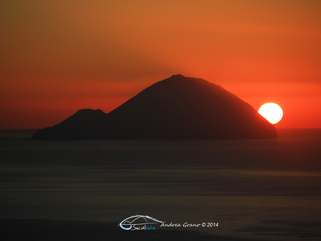 Isole Eolie. L'Isola di Filicudi al tramonto (foto Andrea Grano per SocialEolie).