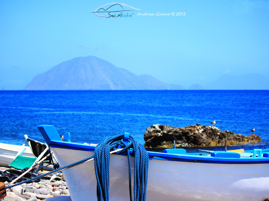 Isole Eolie. Vista di Filicudi da Alicudi (foto Andrea Grano per SocialEolie).