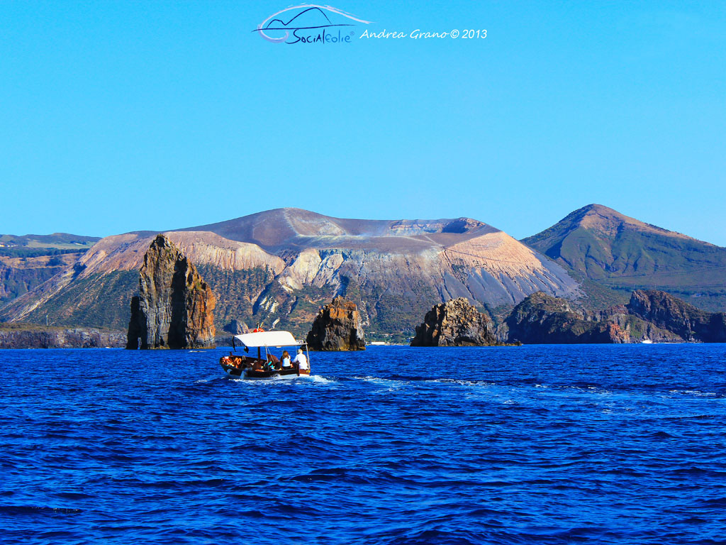 Isole Eolie. L'Isola di Vulcano e i Faraglioni (foto Andrea Grano per SocialEolie).