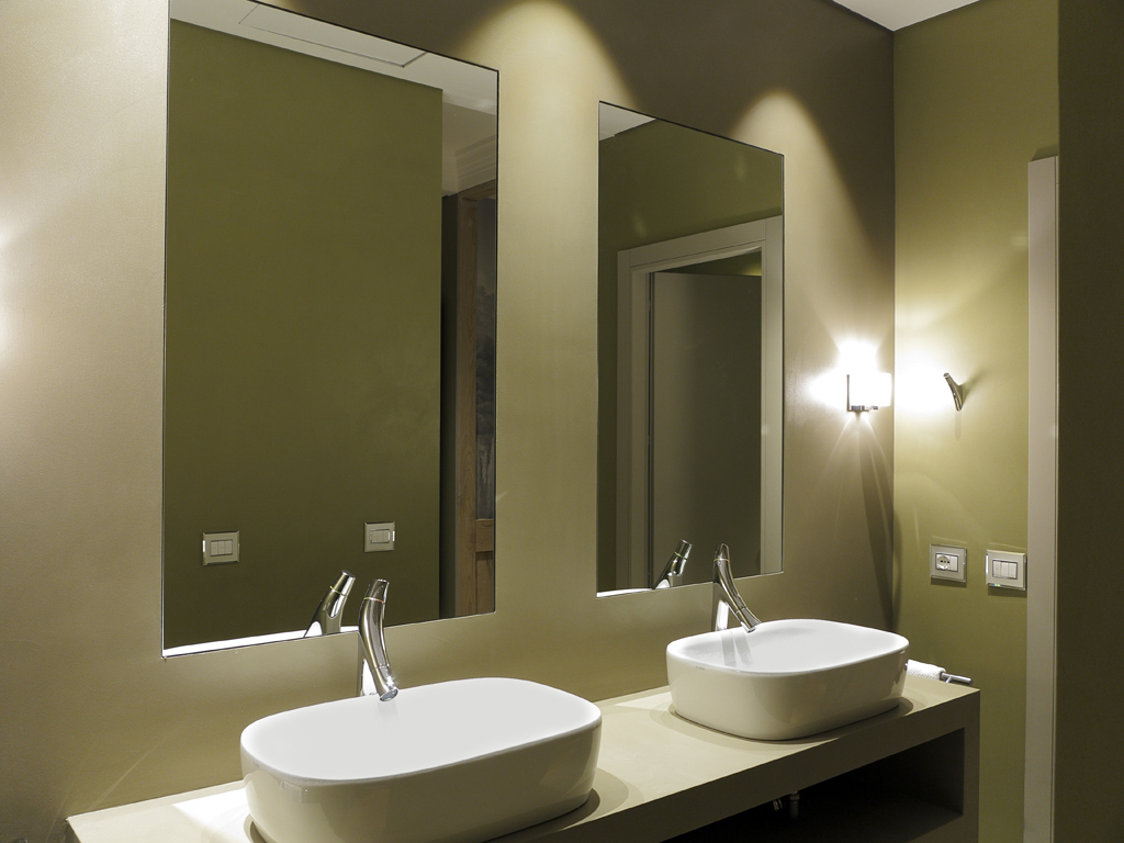Suite JDF, progettata da Jacopo della Fontana, al TownHouse Duomo. L'area bagno-benessere. I lavabi e i sanitari sono Globo. Le rubinetterie Hansgrohe. Le pareti sono rivestite da resina HBsurface