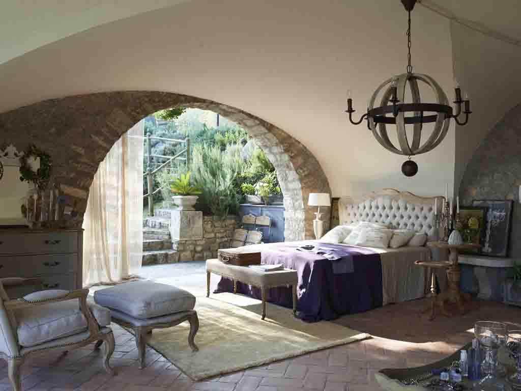 Dialma Brown, collezione di Marchi Group. Influenze provenzali, country e shabby chic che si fondono con il vintage e urban. Trovano ispirazione dagli Anni Trenta agli Anni Settanta, rivisitando in chiave attuale alcuni oggetti del design industriale.