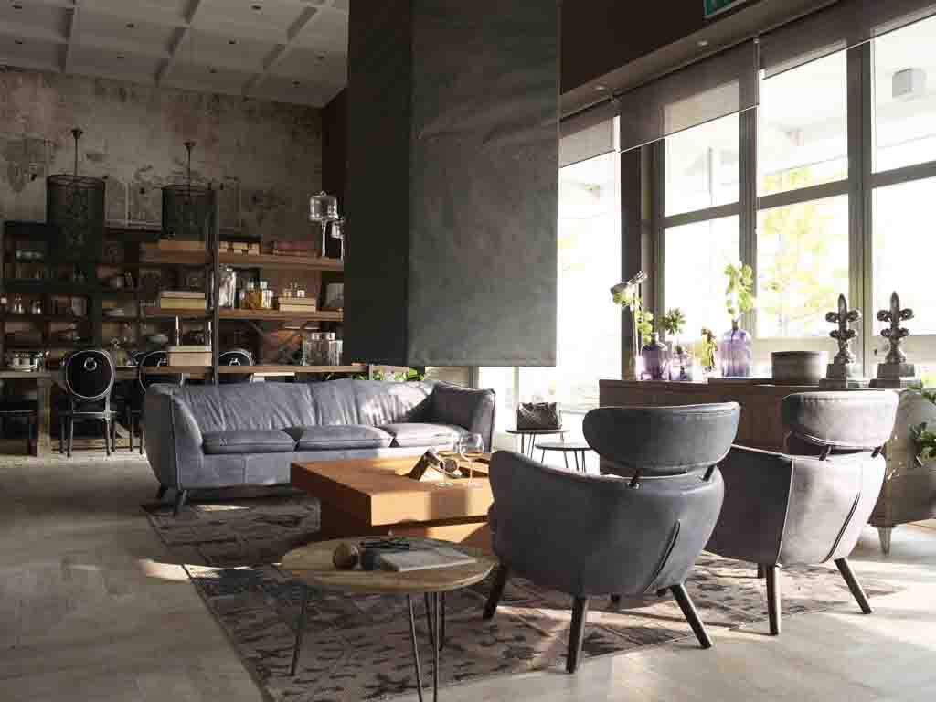 Dialma Brown, collezione di Marchi Group. Influenze provenzali, country e shabby chic che si fondono con il vintage e urban. Trovano ispirazione dagli Anni Trenta agli Anni Settanta, rivisitando in chiave attuale alcuni oggetti del design industriale.
