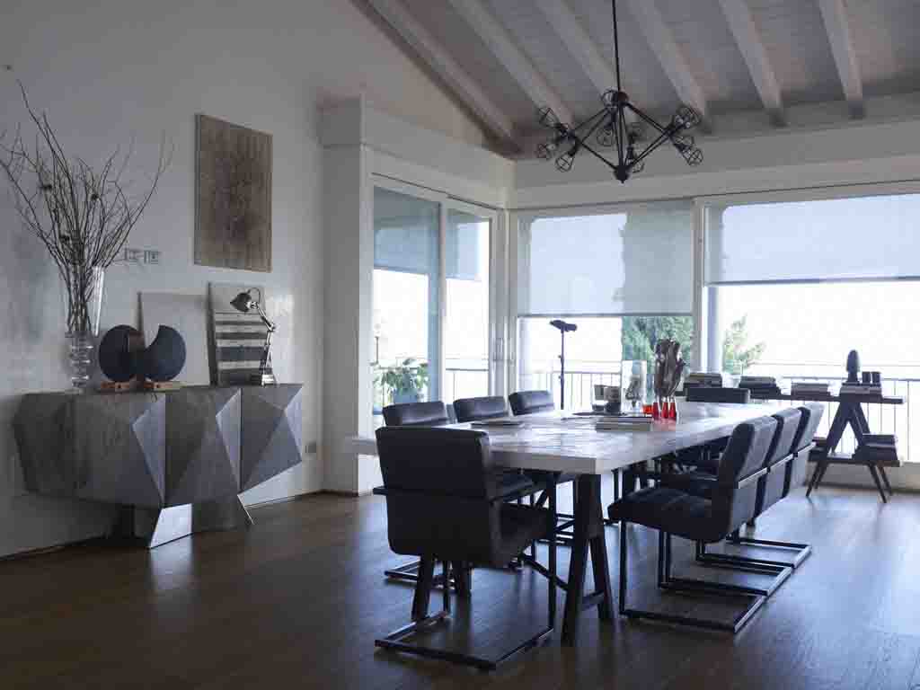 Dialma Brown, collezione di Marchi Group. Influenze provenzali, country e shabby chic che si fondono con il vintage e urban. Trovano ispirazione dagli Anni Trenta agli Anni Settanta, rivisitando in chiave attuale alcuni oggetti del design industriale.