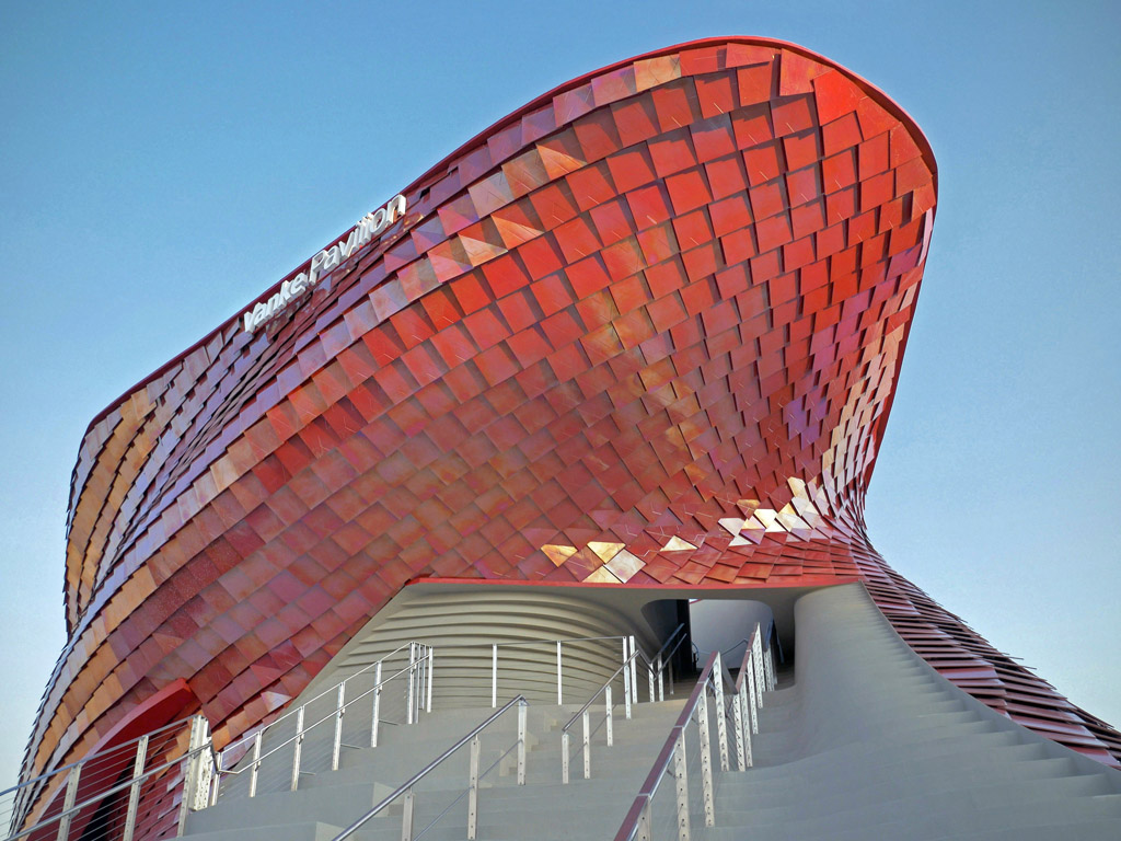 L'involucro del padiglione di Expo, è rivestito di grès porcellanato tridimensionale -Casalgrande Padana - dalla speciale colorazione rossa con effetto metallizzato.