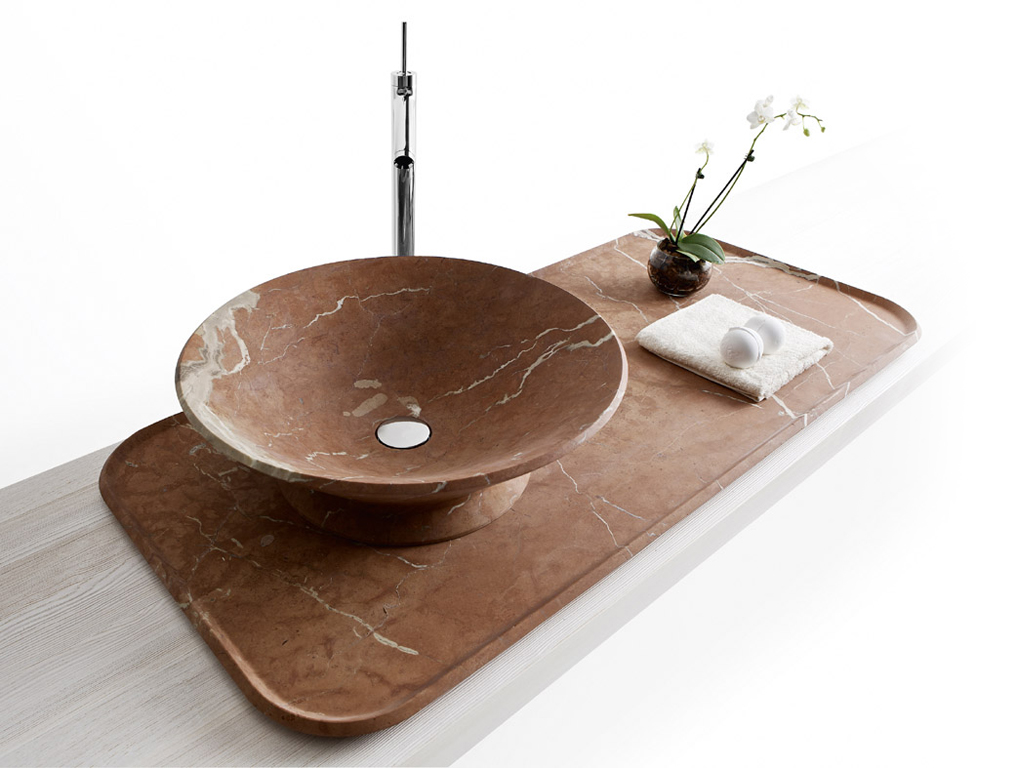 Kreoo. Nabhi Rosso Alicante. Collezione Nabhi. Design Enzo Berti. In questa varietà di marmo rosso venato di bianco, il design si mescola al colore dando vita ad una nuova interpretazione dell'interior design.