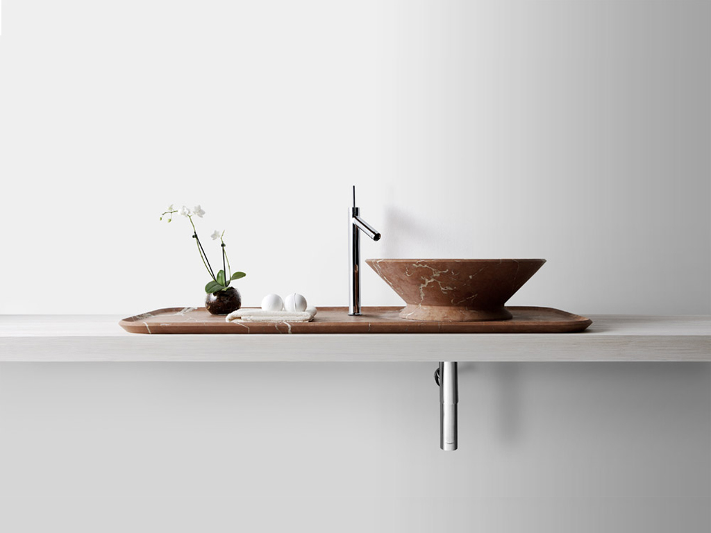 Kreoo. Nabhi Rosso Alicante. Collezione Nabhi. Design Enzo Berti. Equilibrio di forme e proporzioni, la finezza della lavorazione, danno un'immagine a ciotola e vassoio contemporanea e leggera.